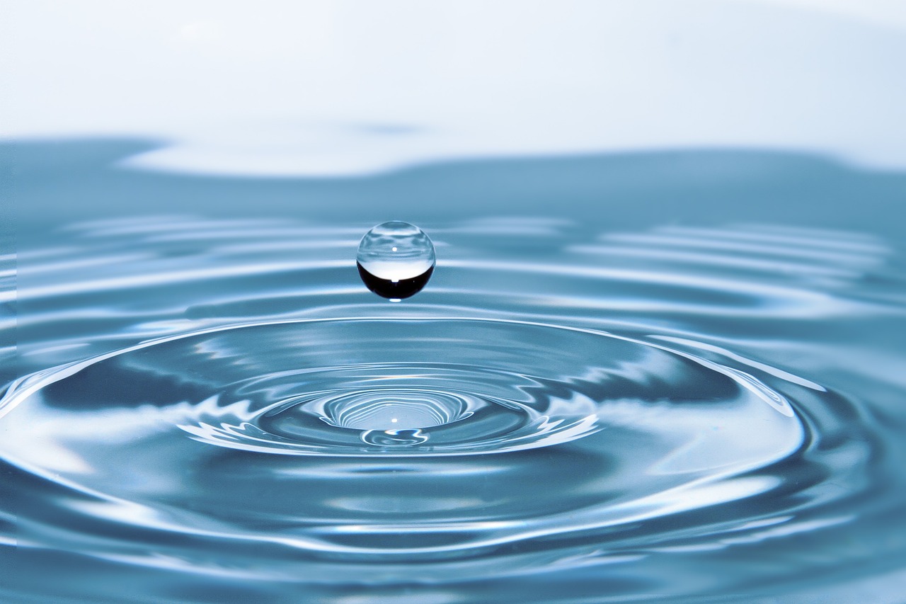 drop-of-water-578897_1280 (c) rony michaud auf Pixabay