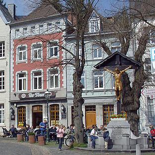 Kreuzbrunnenanlage vor dem Pfarrheim