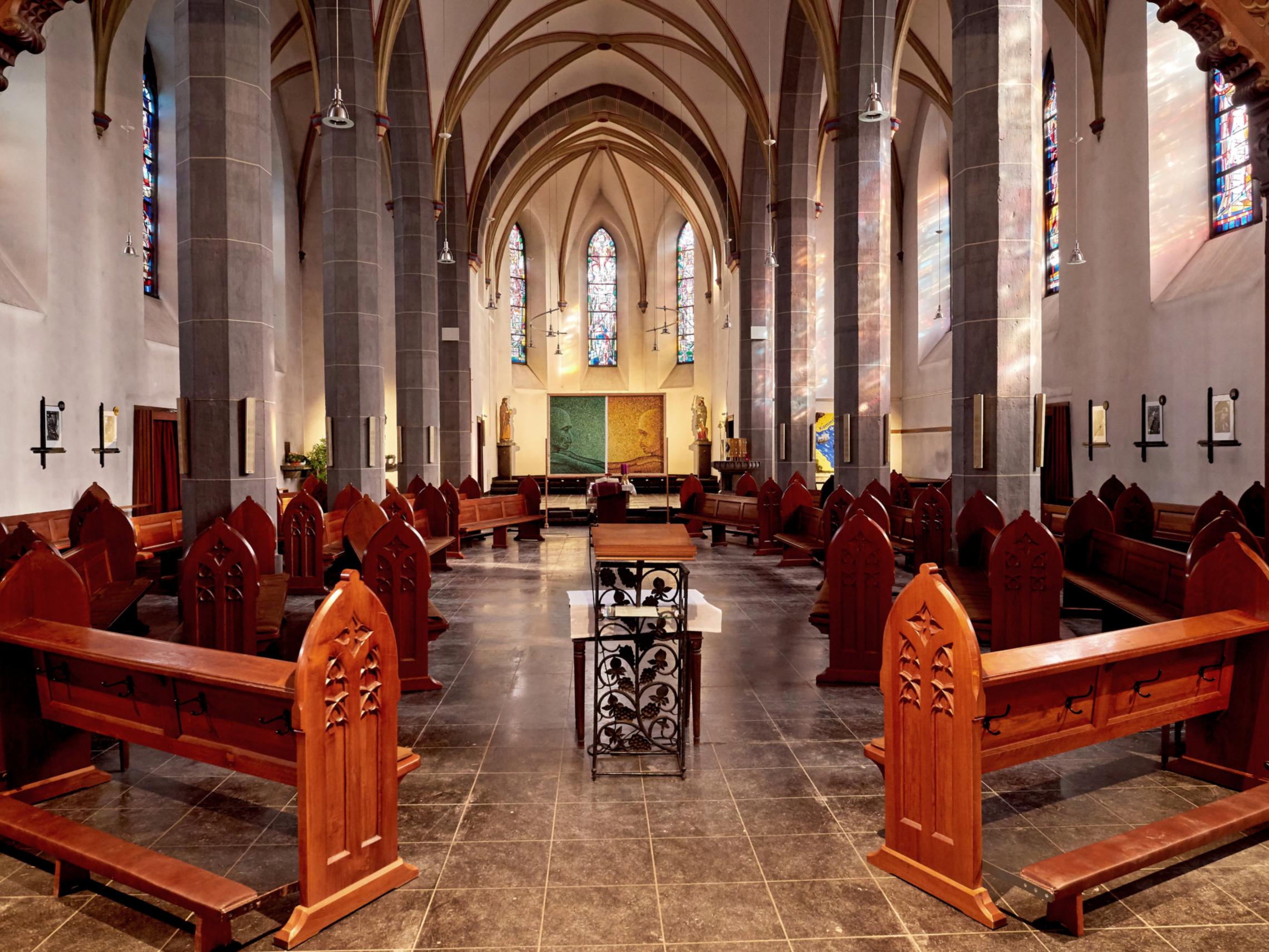 Liturgieprojekt Roetgen neue Bankkonfiguration (c) L. Paßen